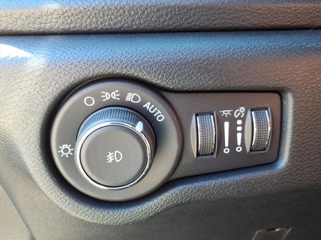 New 2026 Chrysler Pacifica Select AWD/4WD image 18