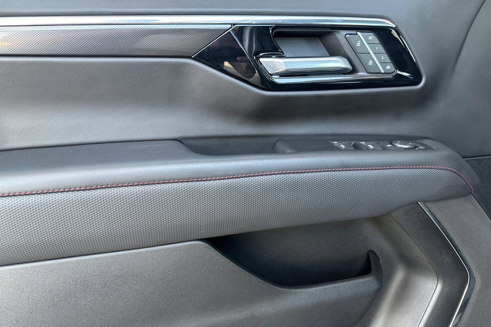 Certified 2025 Chevrolet Suburban RST image 11