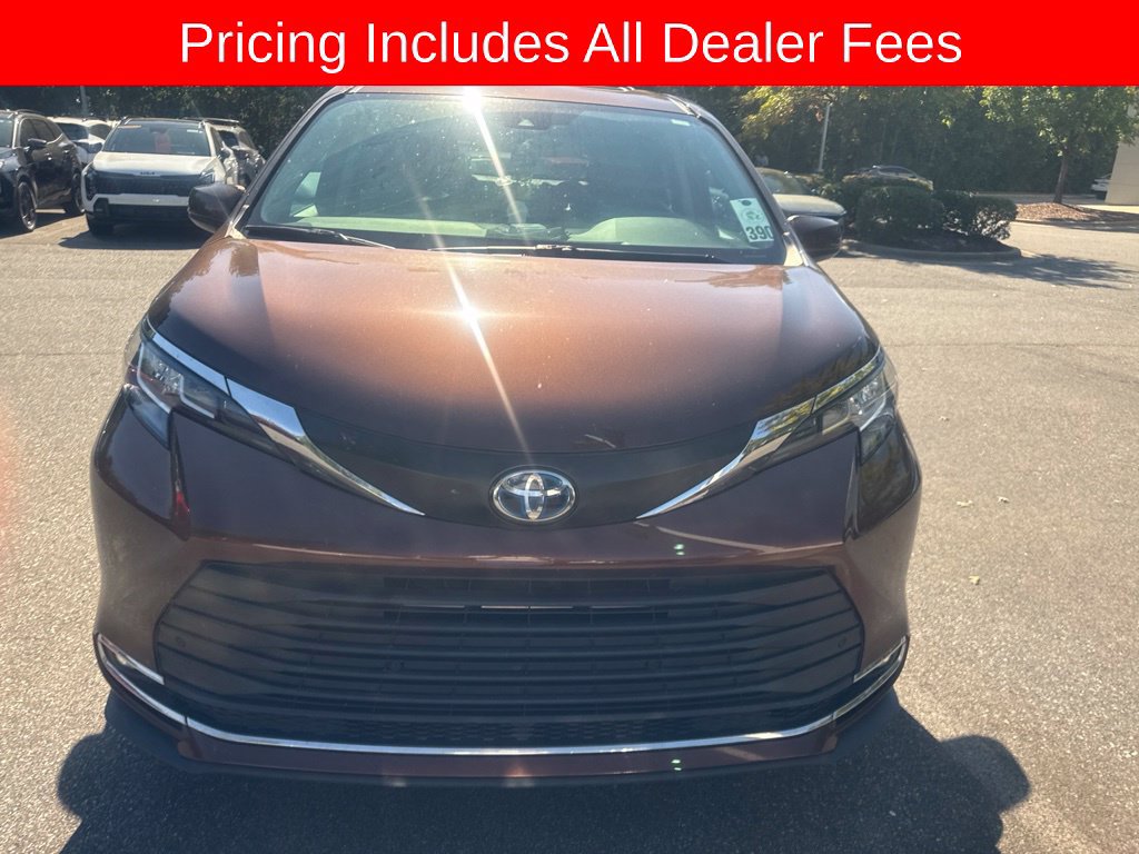 Used 2023 Toyota Sienna XLE FWD image 2