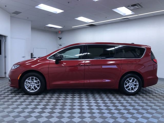 Used 2025 Chrysler Pacifica Select image 12