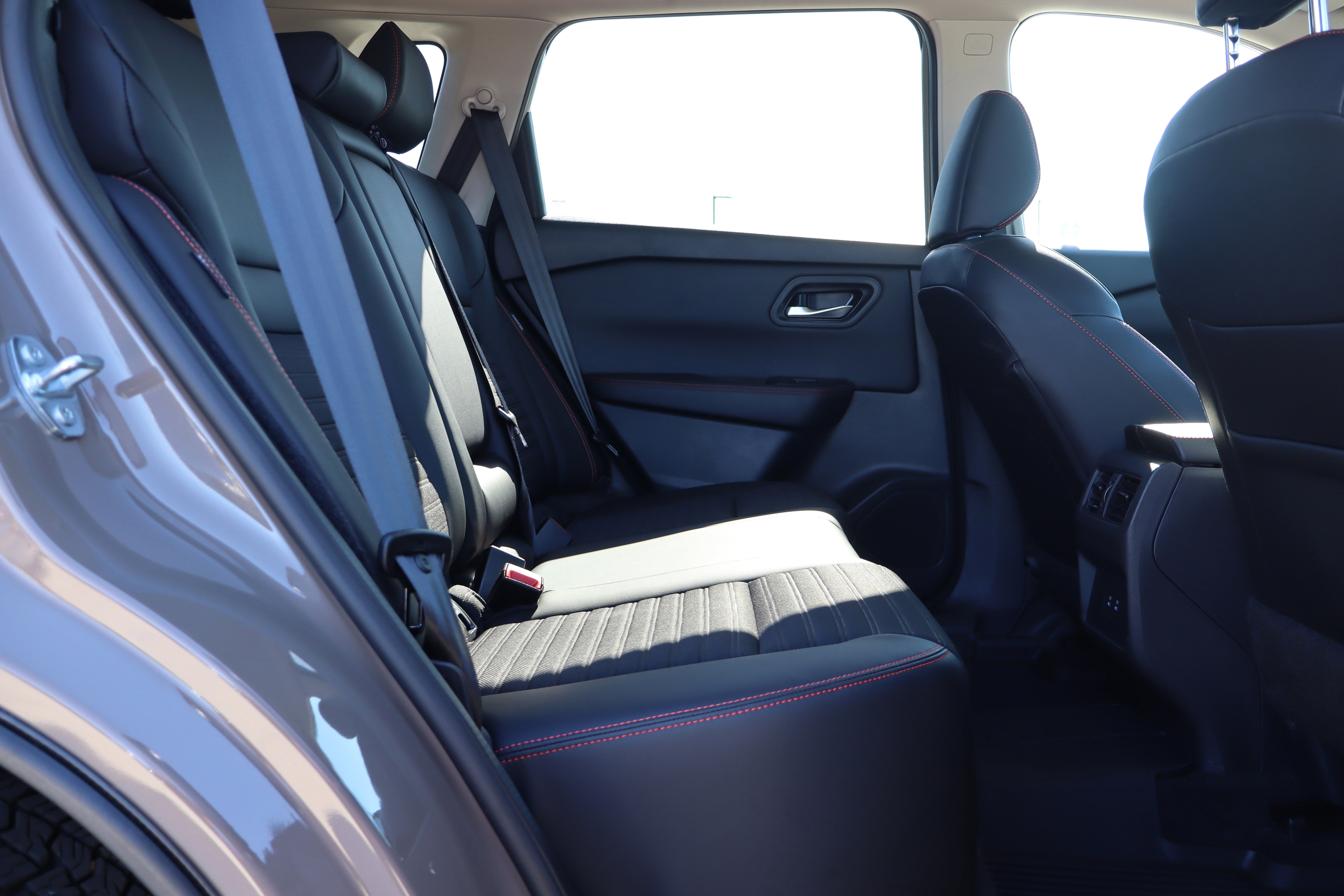 Used 2025 Nissan Rogue SV image 12