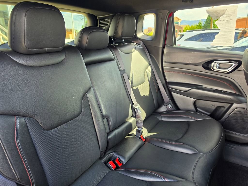 Used 2025 Jeep Compass Trailhawk AWD/4WD image 13