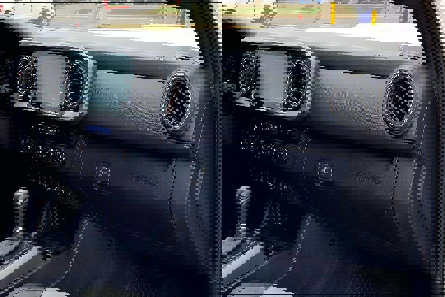 Used 2023 Toyota Tacoma TRD Sport w/ Technology Package image 19