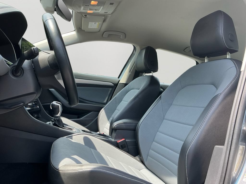 Used 2025 Volkswagen Jetta SE FWD image 24