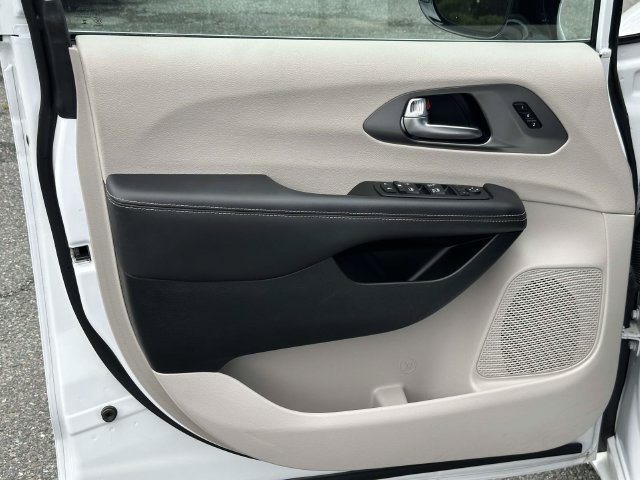 Used 2024 Chrysler Pacifica Touring-L FWD image 14