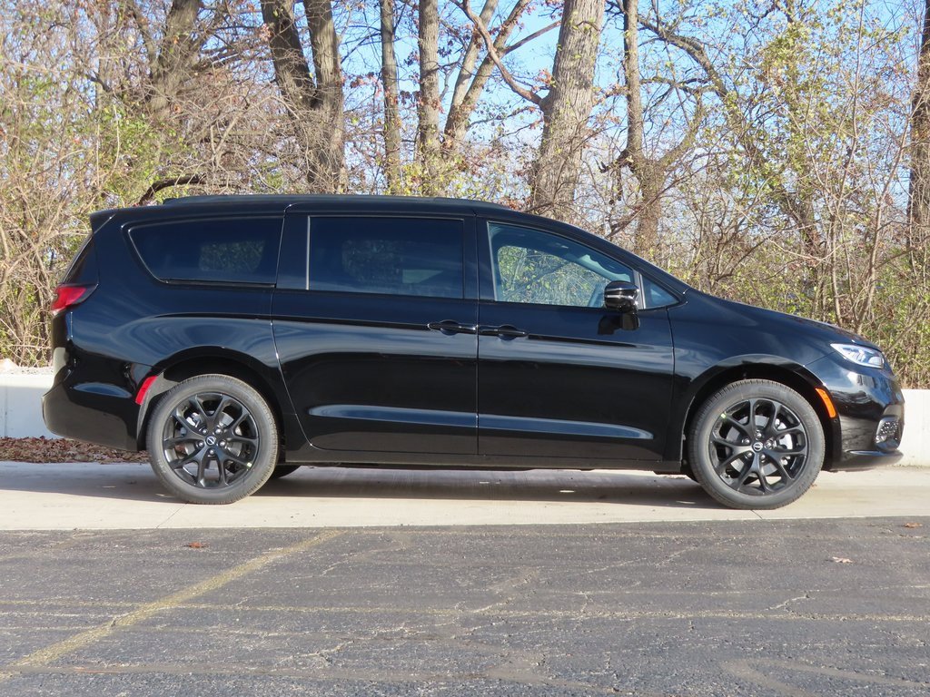 New 2026 Chrysler Pacifica Limited w/ S Appearance Package image 2