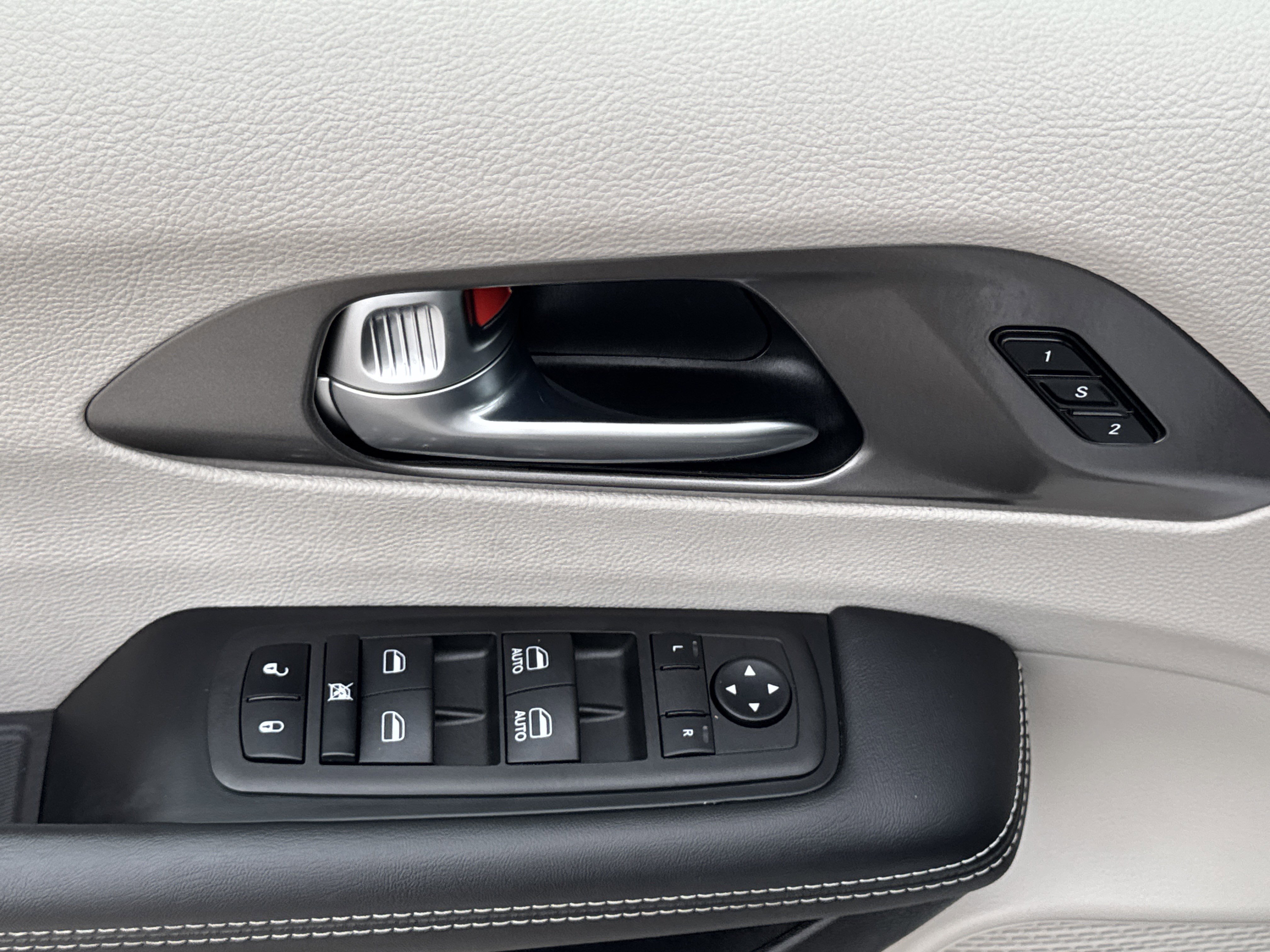 Used 2024 Chrysler Pacifica Touring-L image 26