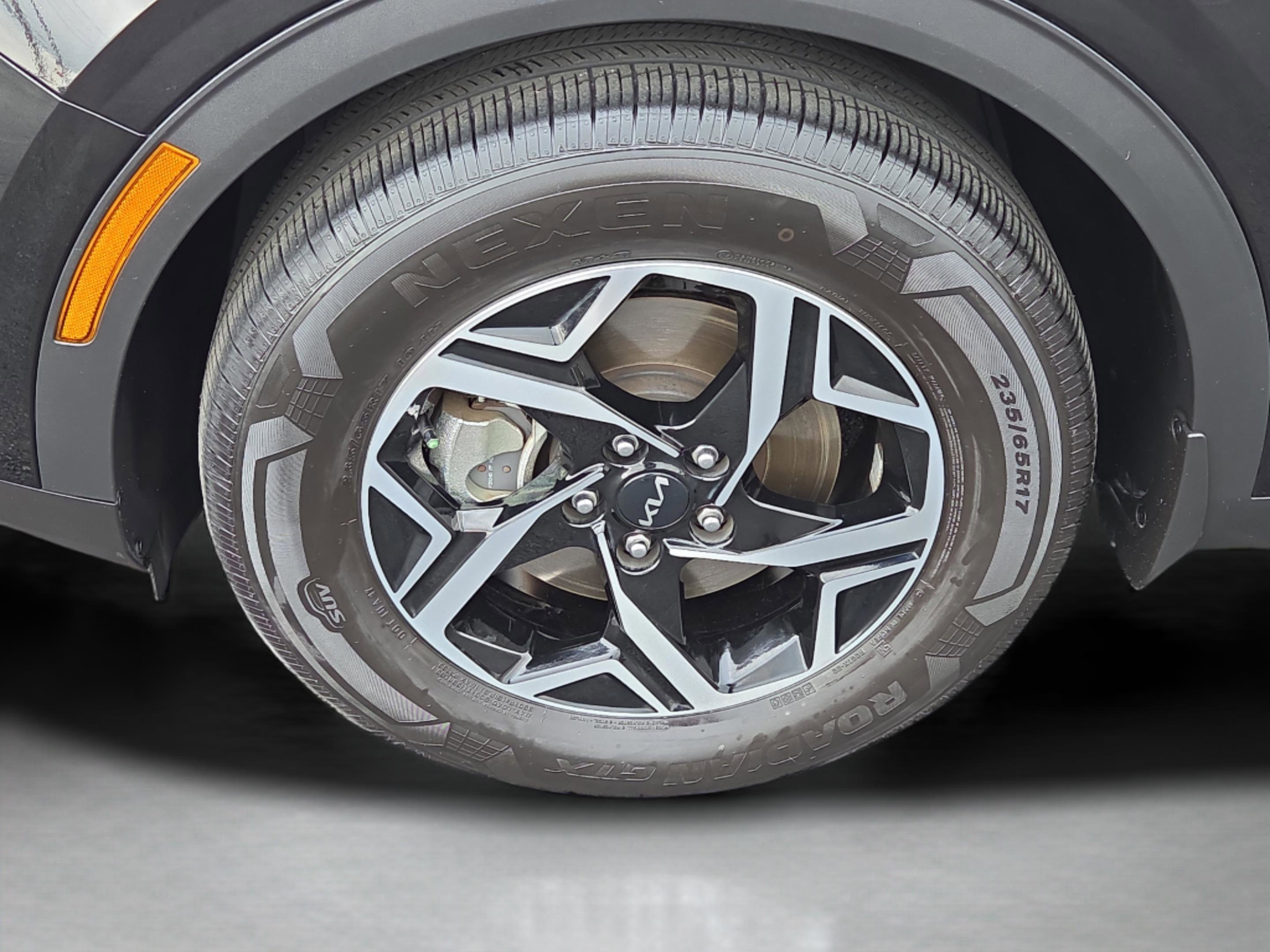 Used 2025 Kia Sportage LX image 9