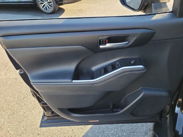 Used 2023 Toyota Highlander XLE FWD image 16
