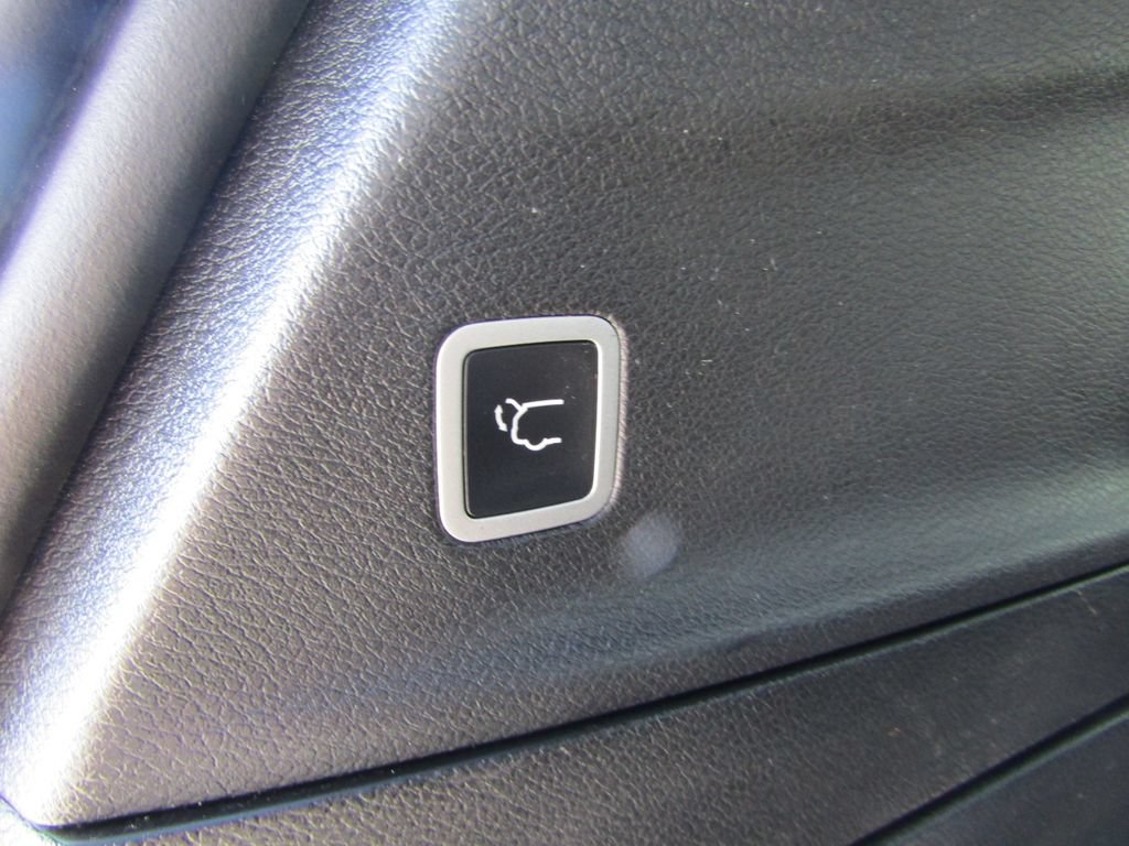 Used 2022 Chrysler Pacifica Limited w/ Uconnect Theater Family Group FWD image 25
