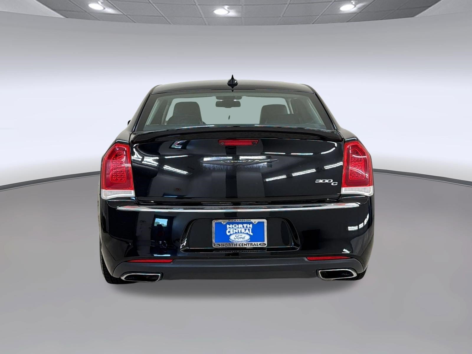 Used 2017 Chrysler 300 C RWD image 10