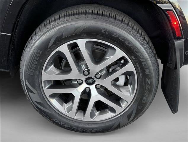 Used 2024 Land Rover Defender 110 X-Dynamic SE image 9