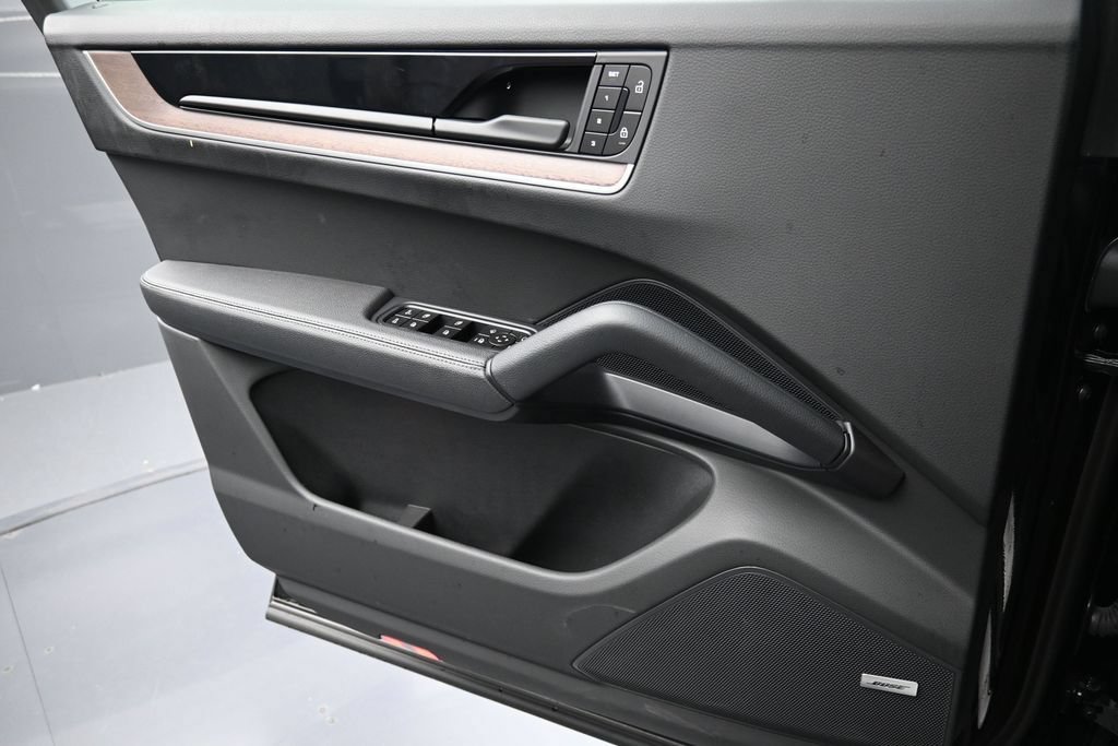 Certified 2025 Porsche Cayenne AWD/4WD image 22