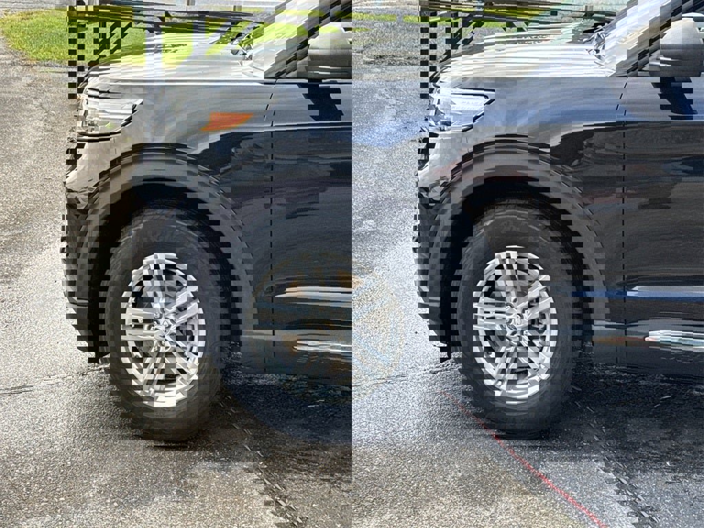 Used 2022 Ford Explorer XLT w/ Equipment Group 202A image 9