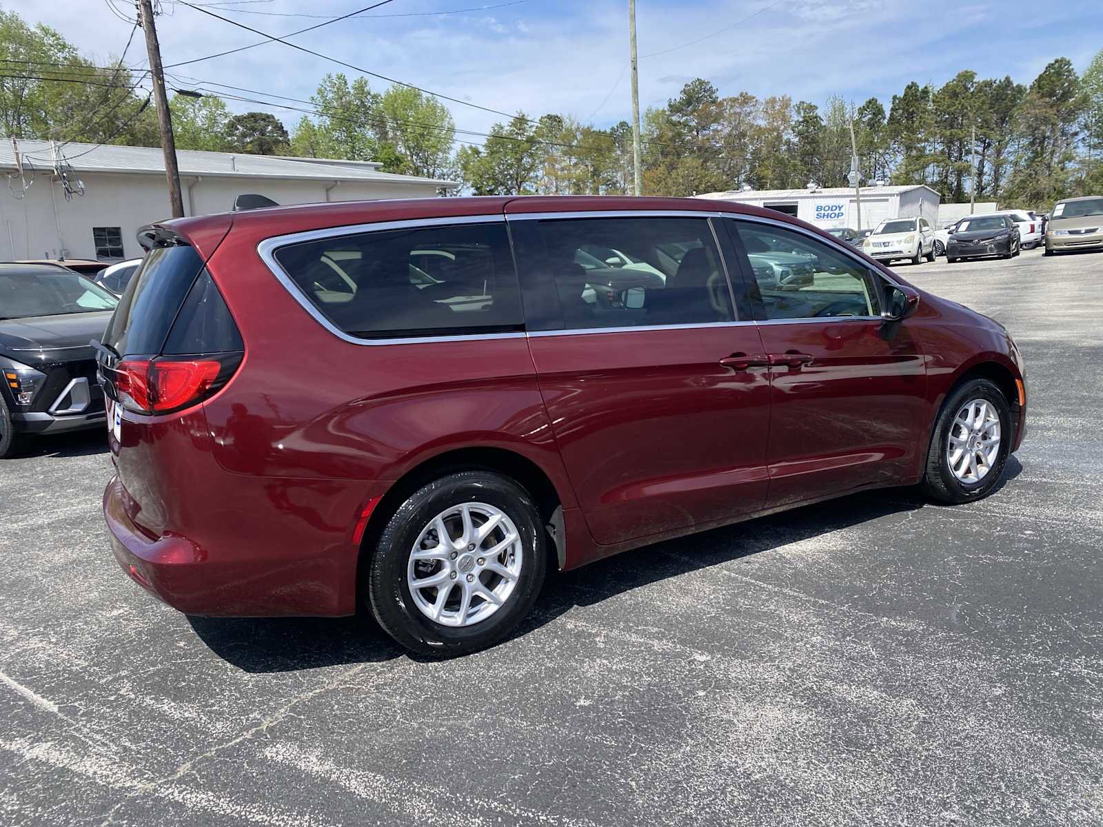 Used 2023 Chrysler Voyager LX image 5