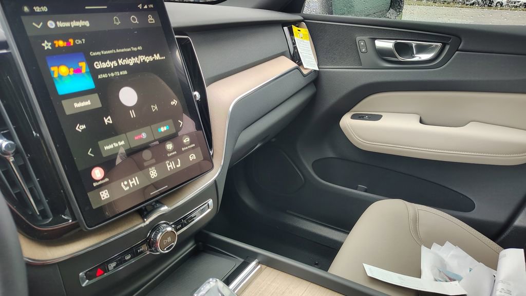 New 2026 Volvo XC60 B5 Plus w/ Climate Package image 23