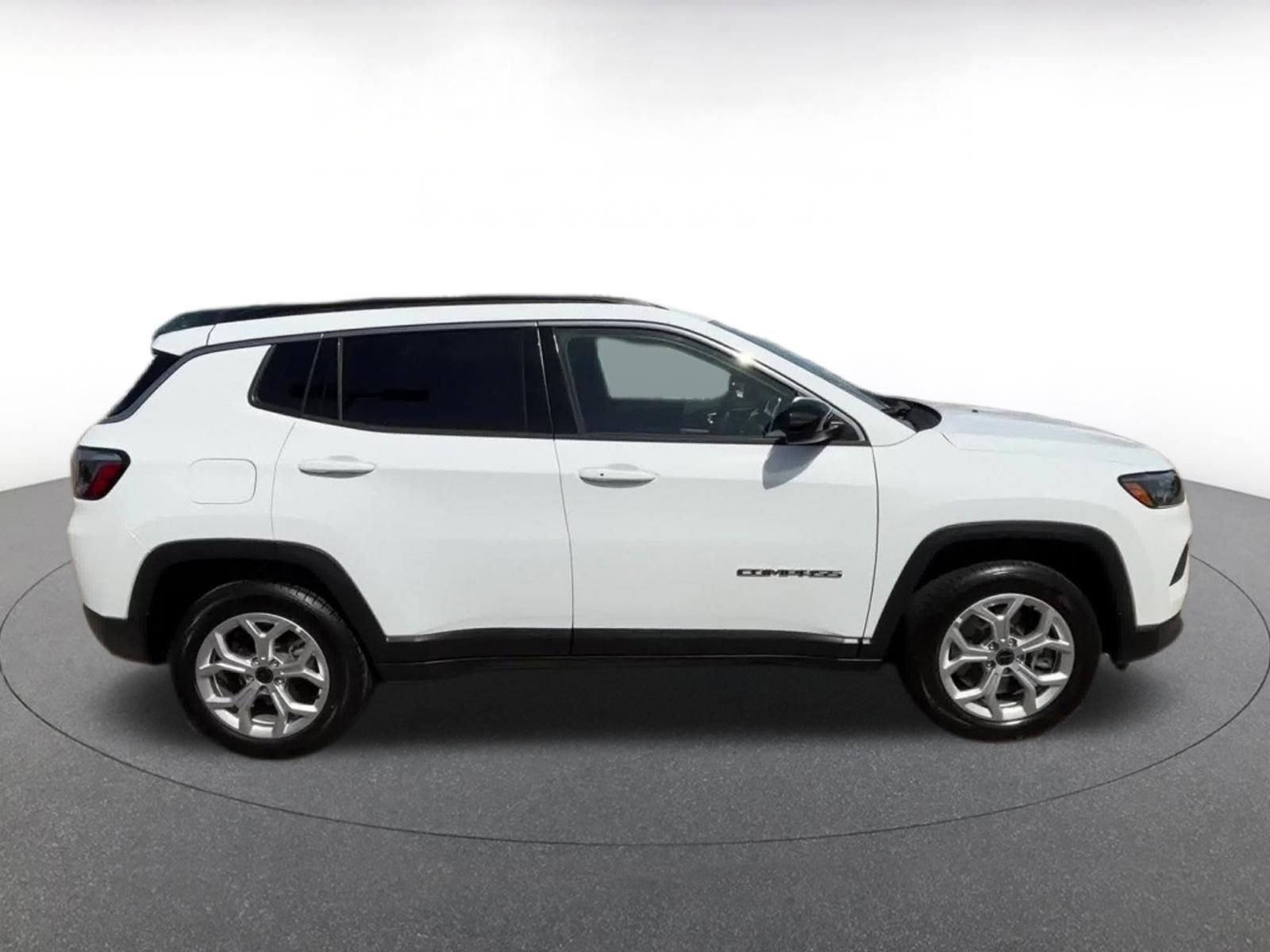 Used 2025 Jeep Compass Latitude AWD/4WD image 16