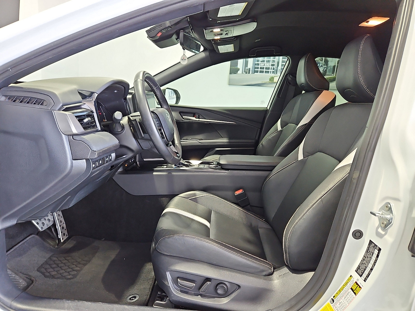 Used 2025 Toyota Camry SE w/ Convenience Package FWD image 11