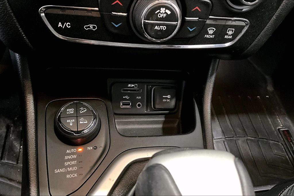 Used 2016 Jeep Cherokee Trailhawk w/ Leather Interior Group AWD/4WD image 16