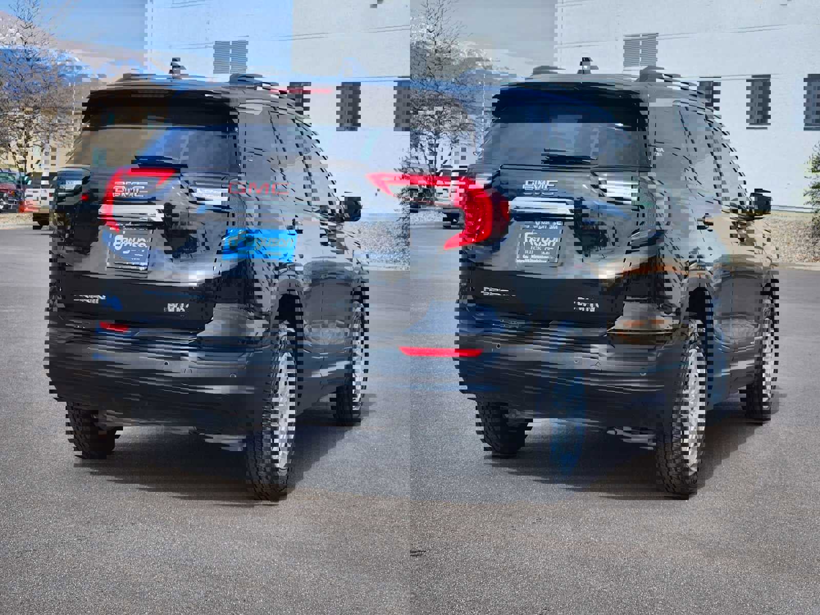 Used 2024 GMC Terrain SLE w/ Driver Convenience Package image 3