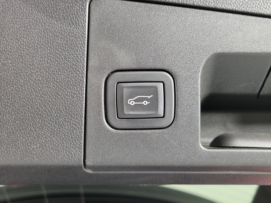 Used 2025 Cadillac XT4 Premium Luxury FWD image 8