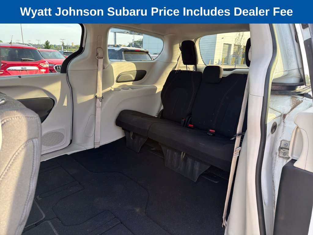 Used 2020 Chrysler Pacifica Touring FWD image 35