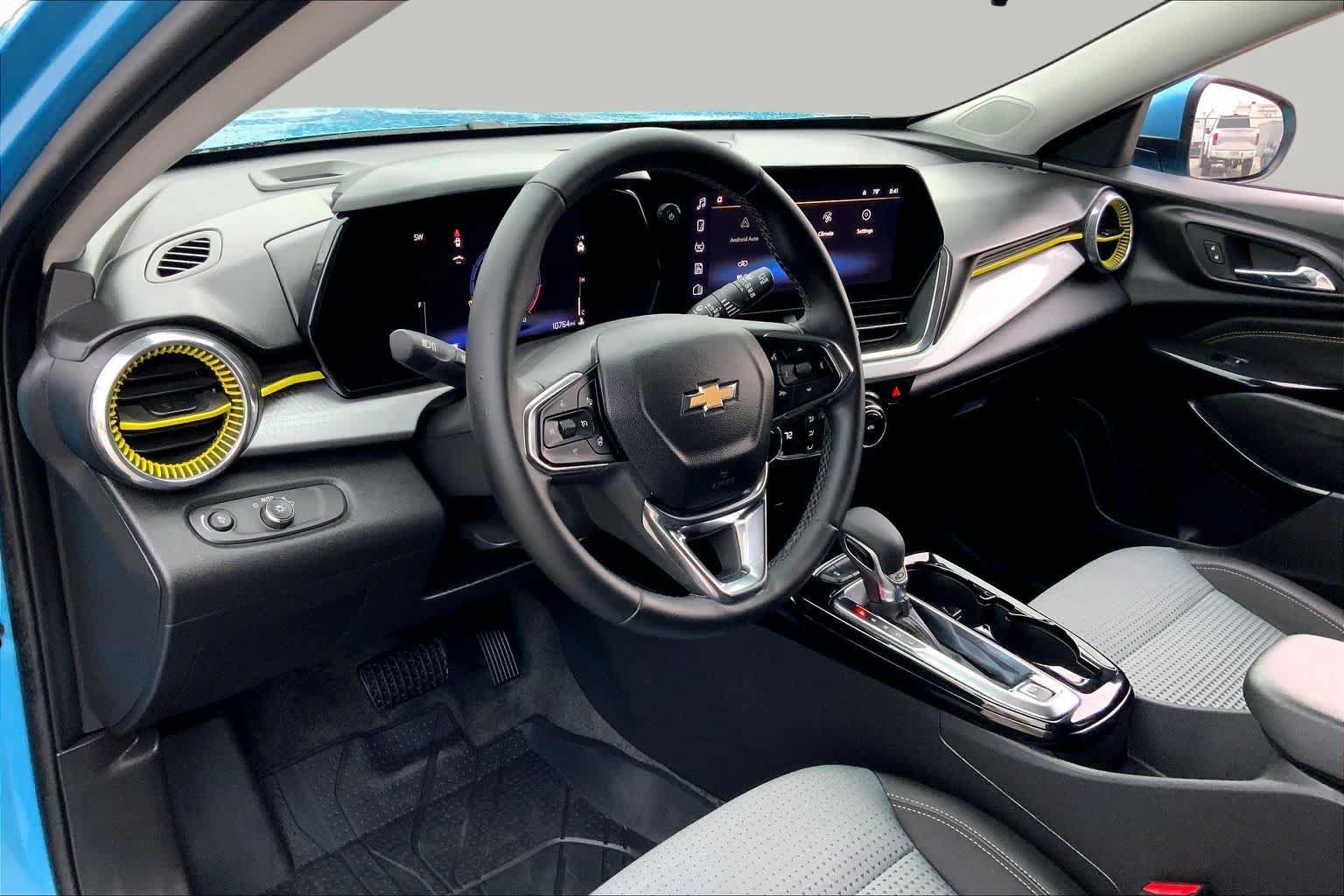 Used 2025 Chevrolet Trax LT w/ Driver Confidence Package FWD image 18