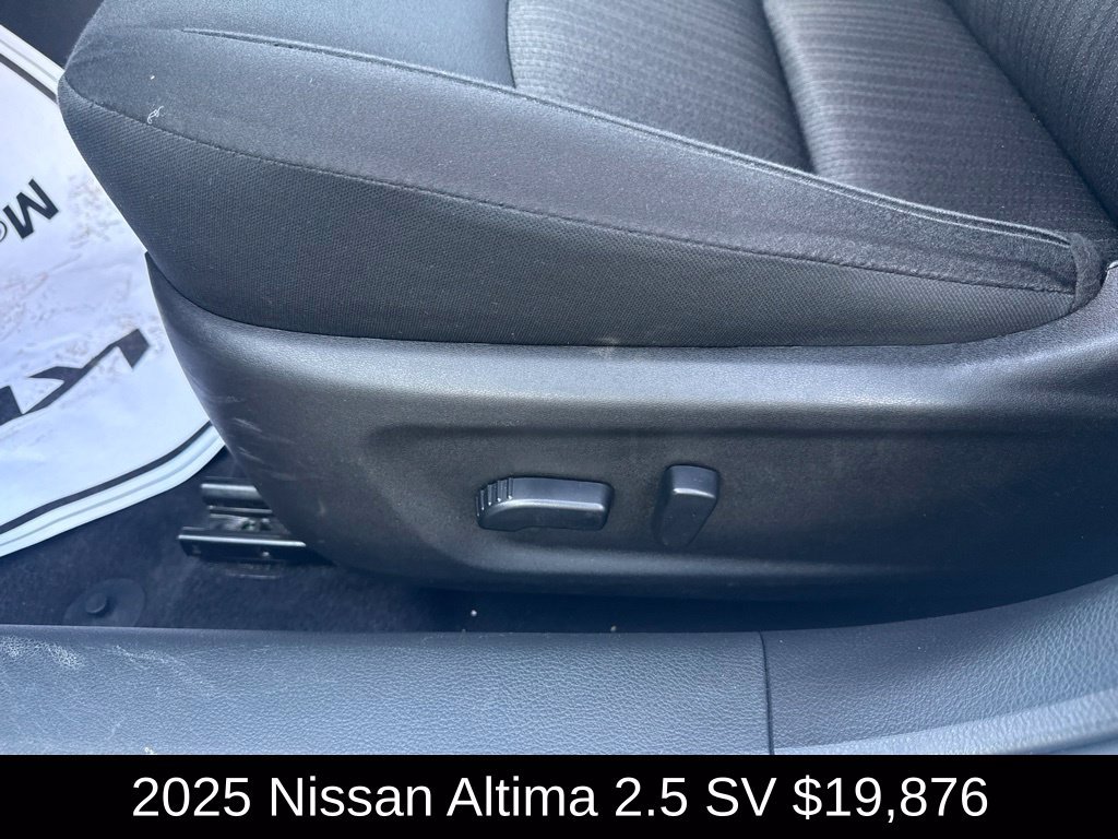 Used 2025 Nissan Altima 2.5 SV FWD image 13