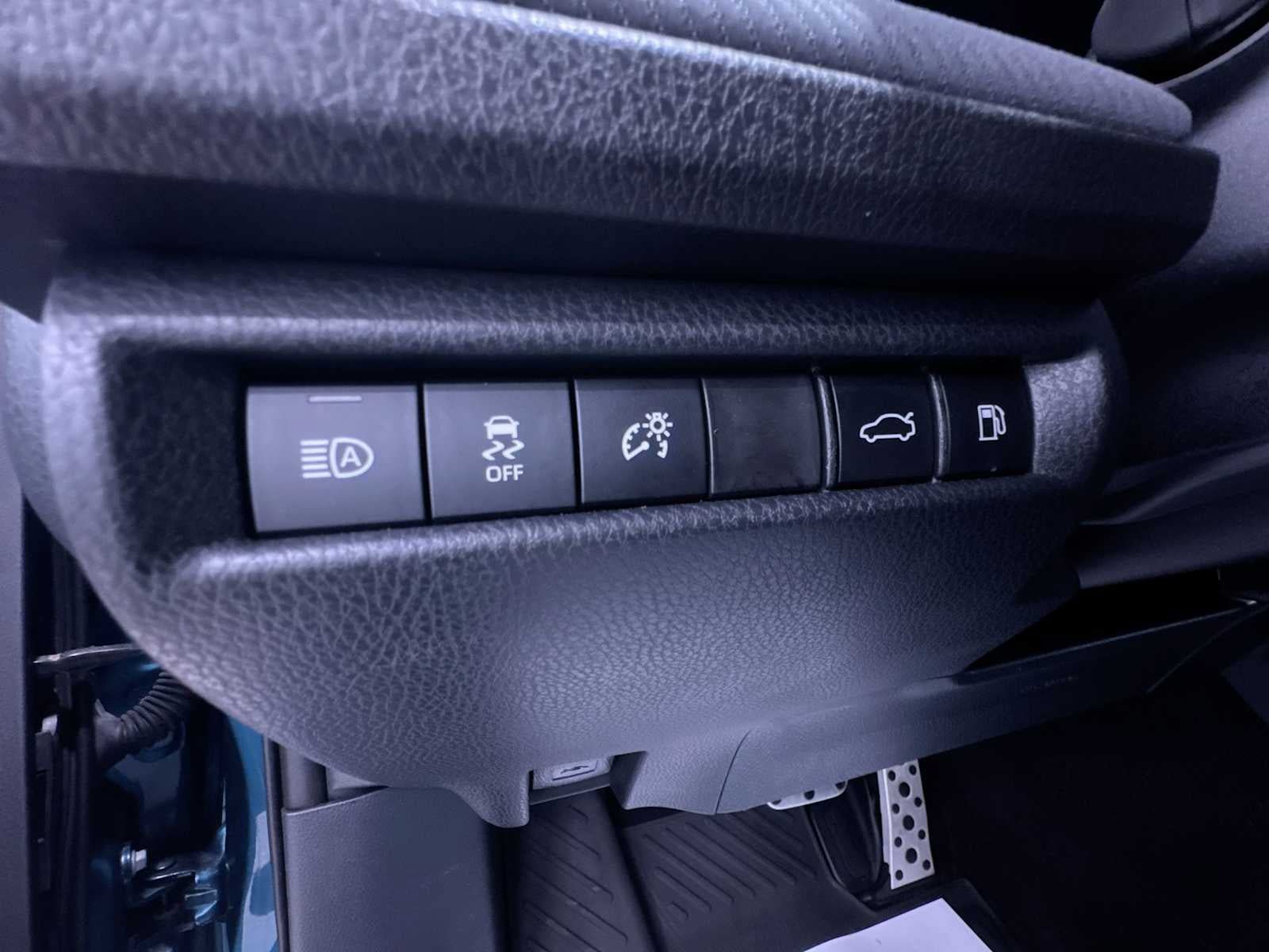 Used 2025 Toyota Camry SE w/ Convenience Package FWD image 9