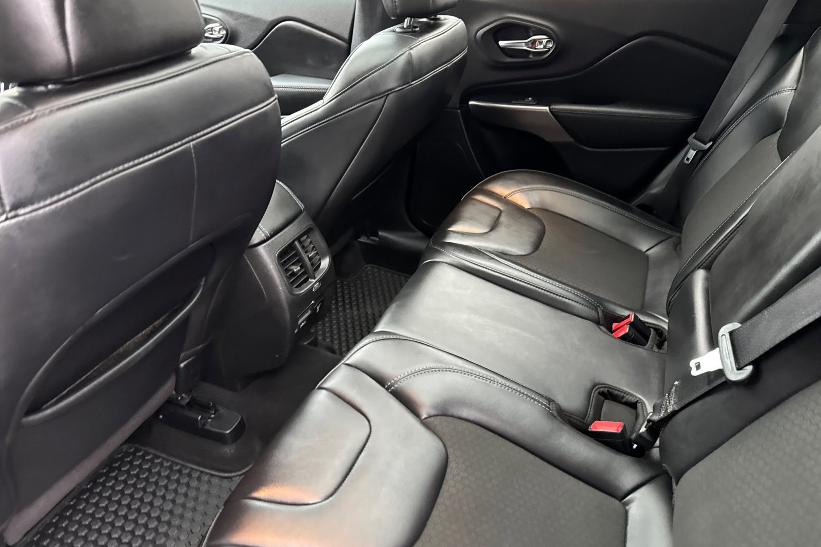 Used 2020 Jeep Cherokee Latitude Plus w/ Comfort/Convenience Group image 12