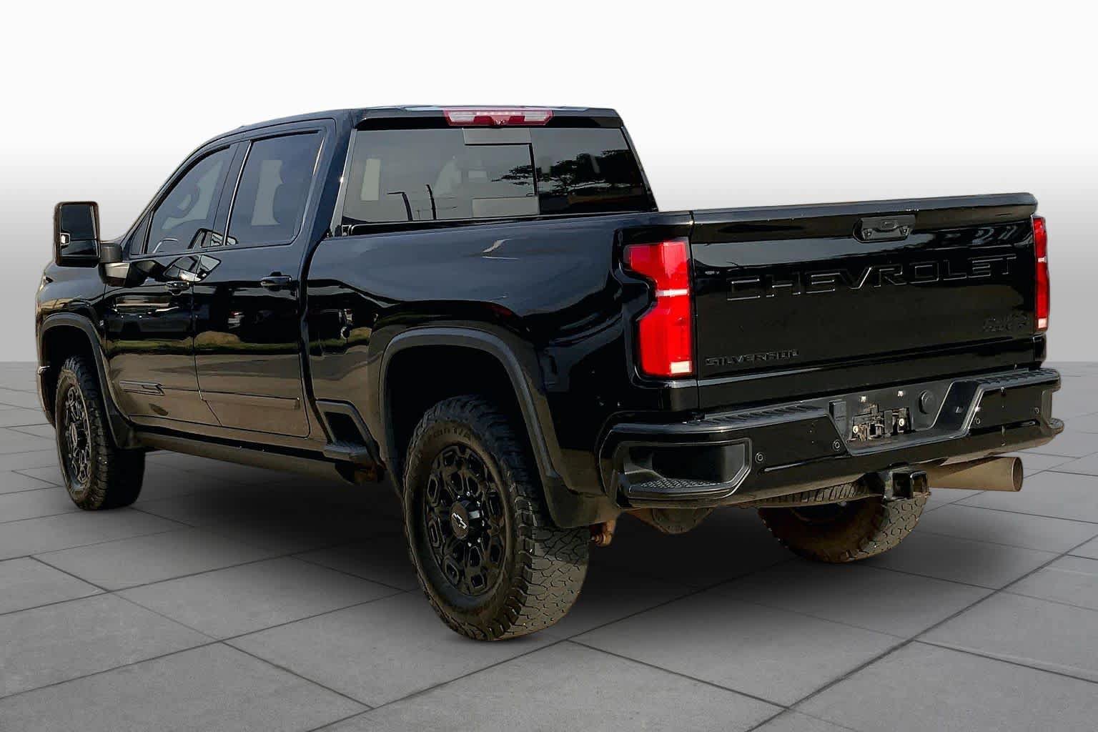 Used 2024 Chevrolet Silverado 2500 High Country w/ High Country Premium Package AWD/4WD image 12