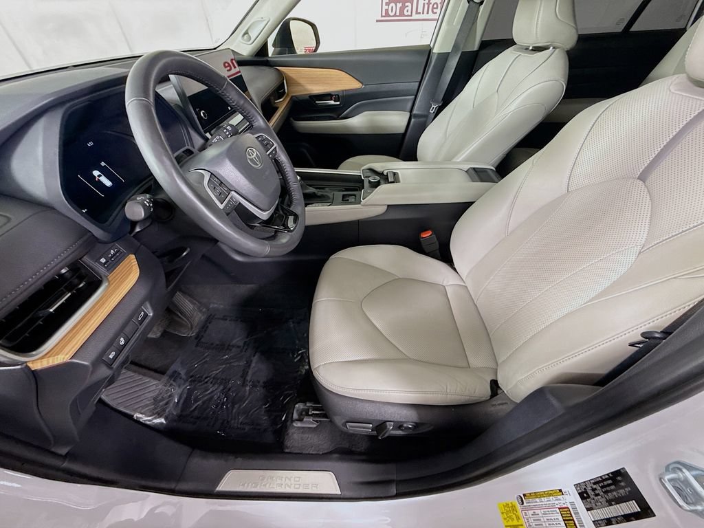 Used 2024 Toyota Grand Highlander AWD image 26