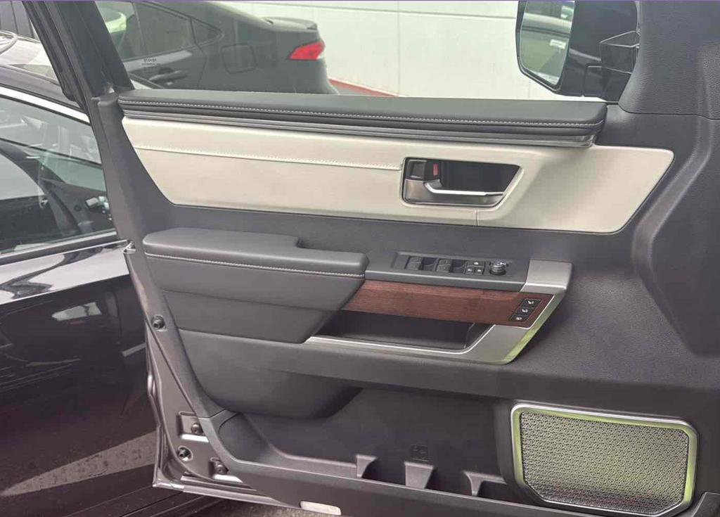 Used 2025 Toyota Sequoia Capstone AWD/4WD image 8