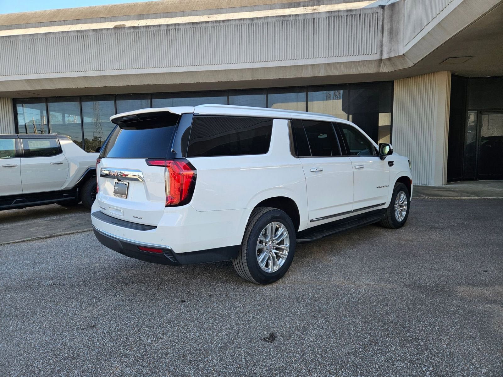 Used 2022 GMC Yukon XL SLT w/ SLT Premium Package image 6