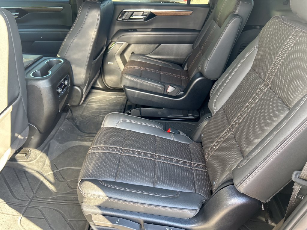 Used 2025 Chevrolet Suburban High Country AWD/4WD image 13