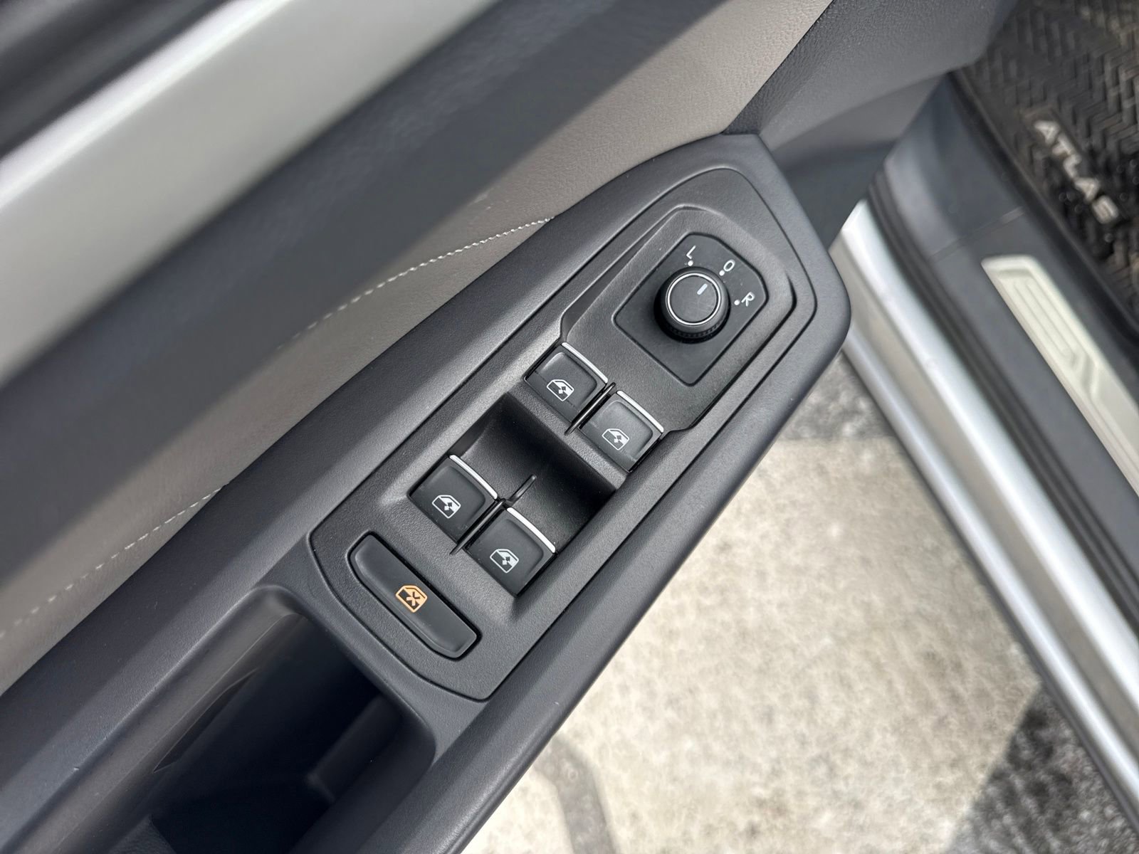 Used 2022 Volkswagen Atlas Cross Sport SE w/ Panoramic Sunroof Package image 12