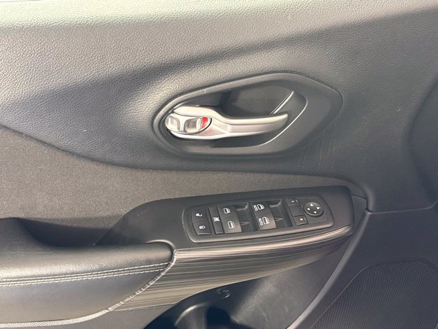 Used 2015 Jeep Cherokee Latitude w/ Cold Weather Group AWD/4WD image 14