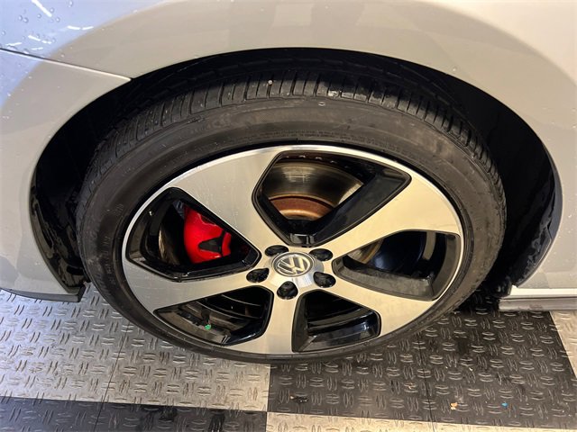 Used 2017 Volkswagen Golf S image 8