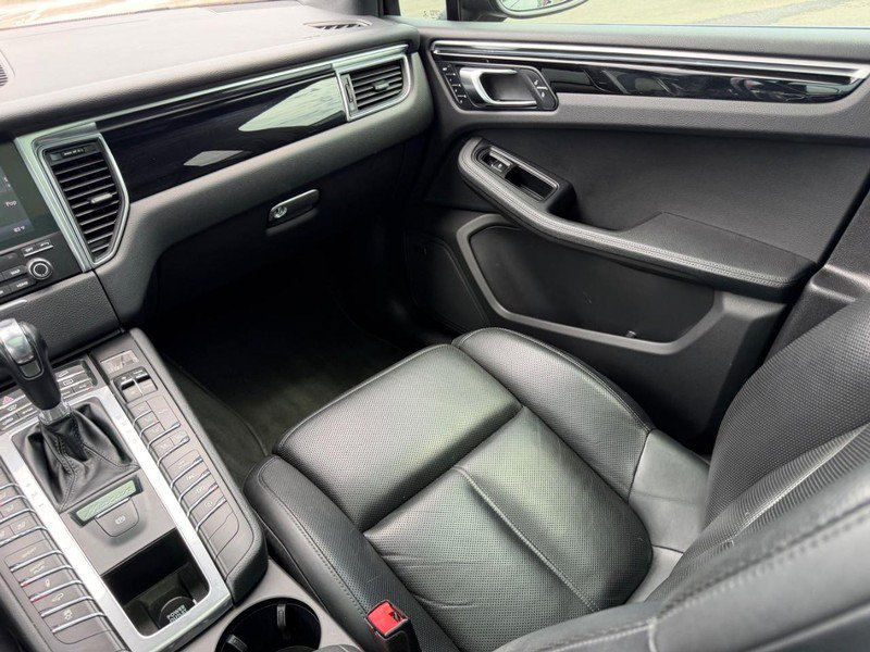 Used 2018 Porsche Macan Sport Edition AWD/4WD image 18