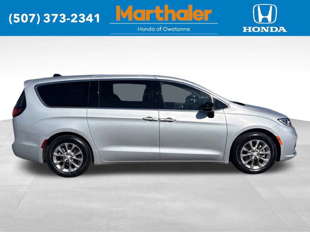Used 2026 Chrysler Pacifica Limited FWD image 6