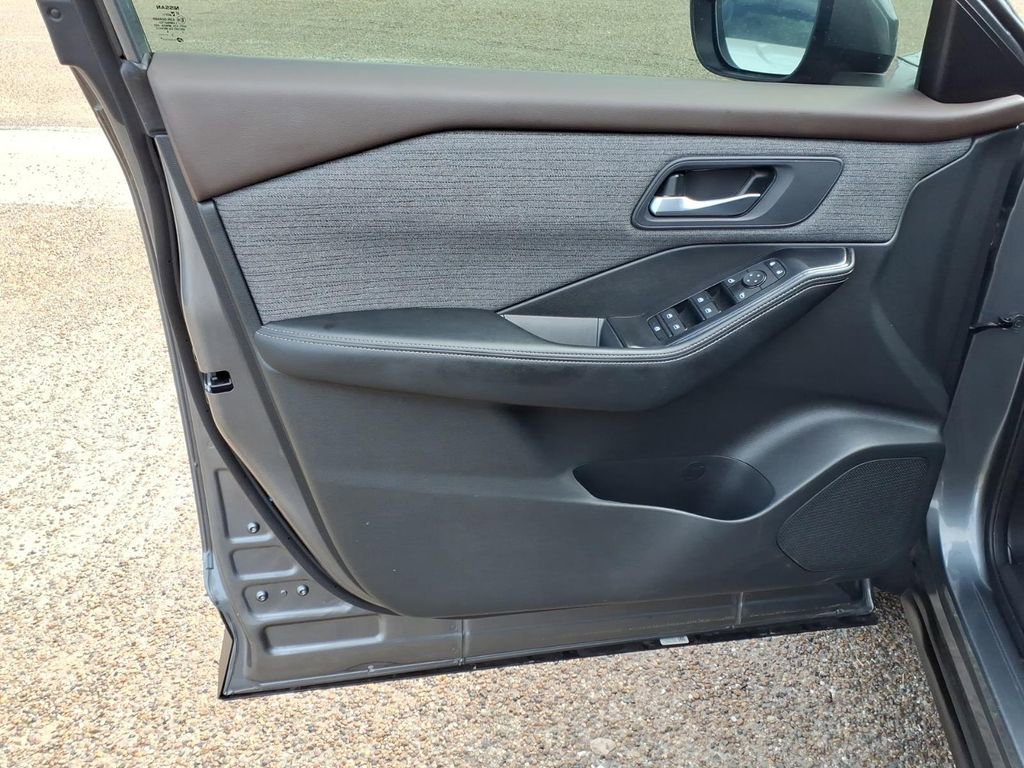 Used 2023 Nissan Rogue SV image 16