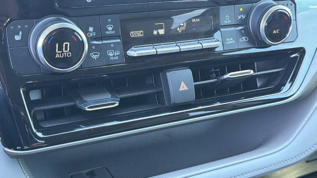 Used 2022 Toyota Highlander XLE AWD/4WD image 14