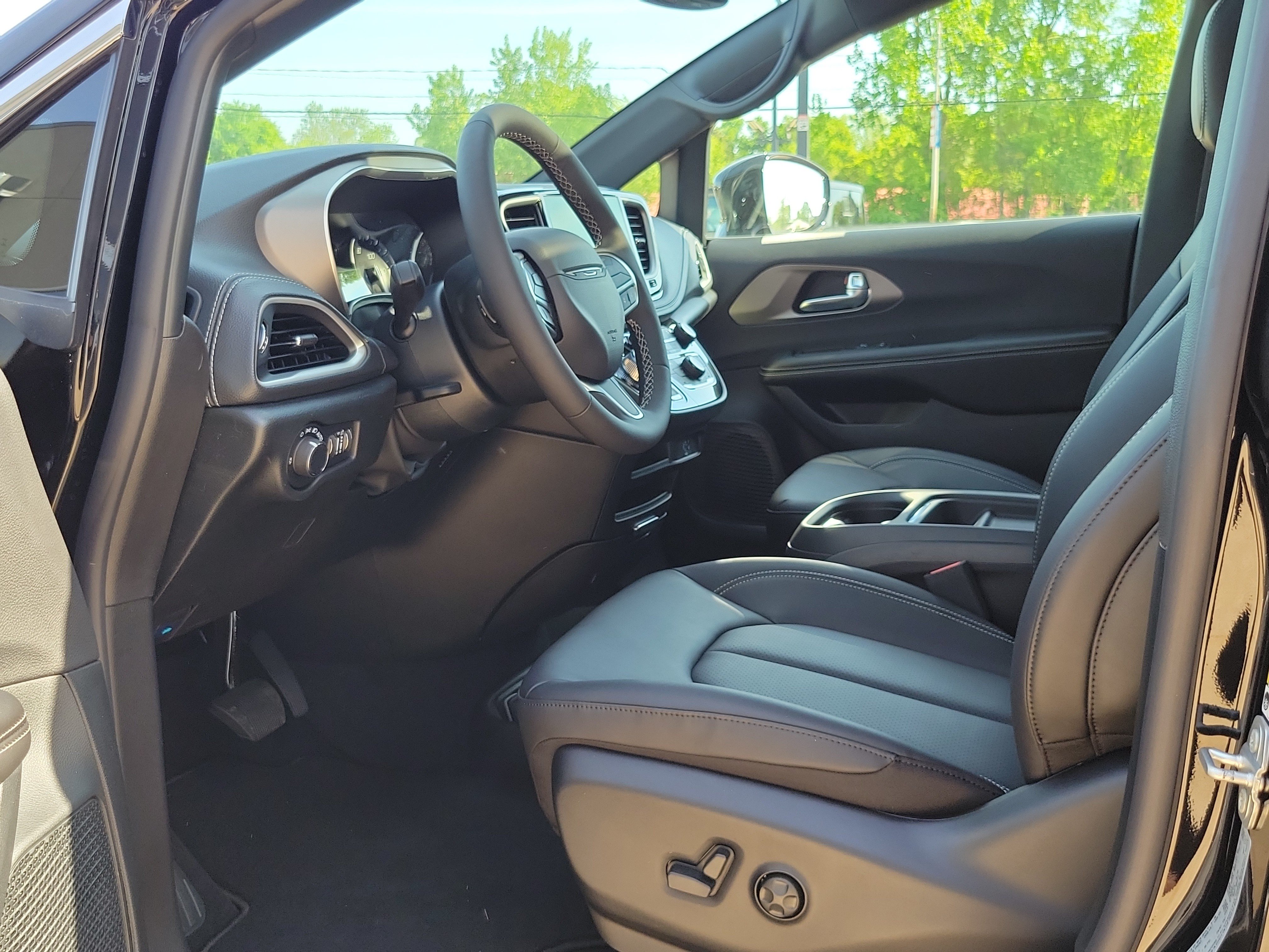 New 2027 Chrysler Pacifica Select FWD image 7