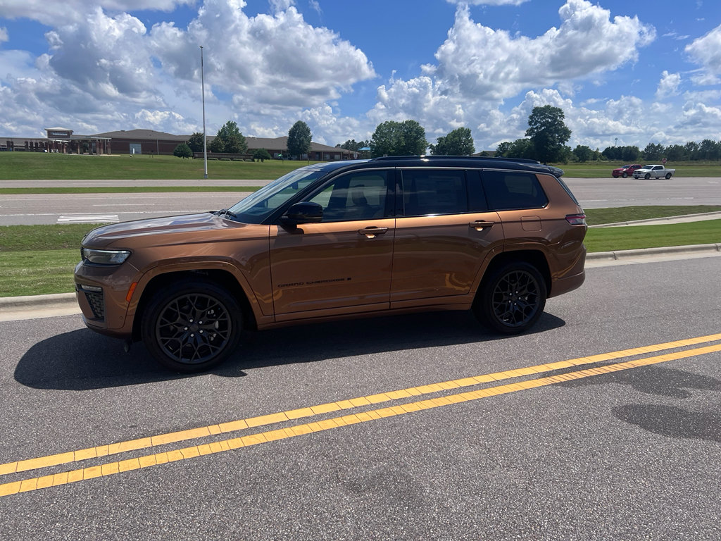 New 2026 Jeep Grand Cherokee L Summit w/ Obsidian Package AWD/4WD image 10