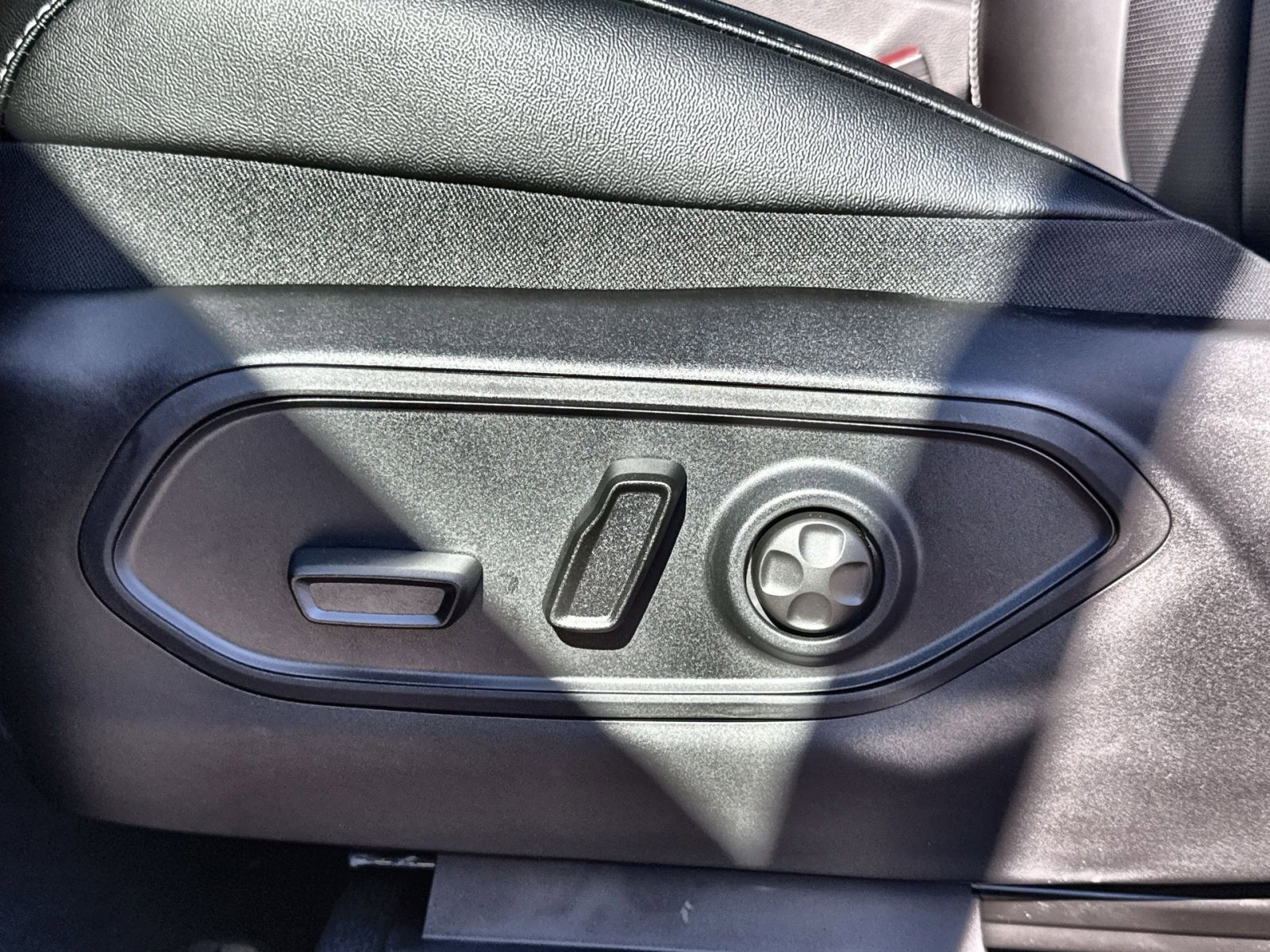 New 2025 Jeep Grand Cherokee Limited w/ Luxury Tech Group II image 14