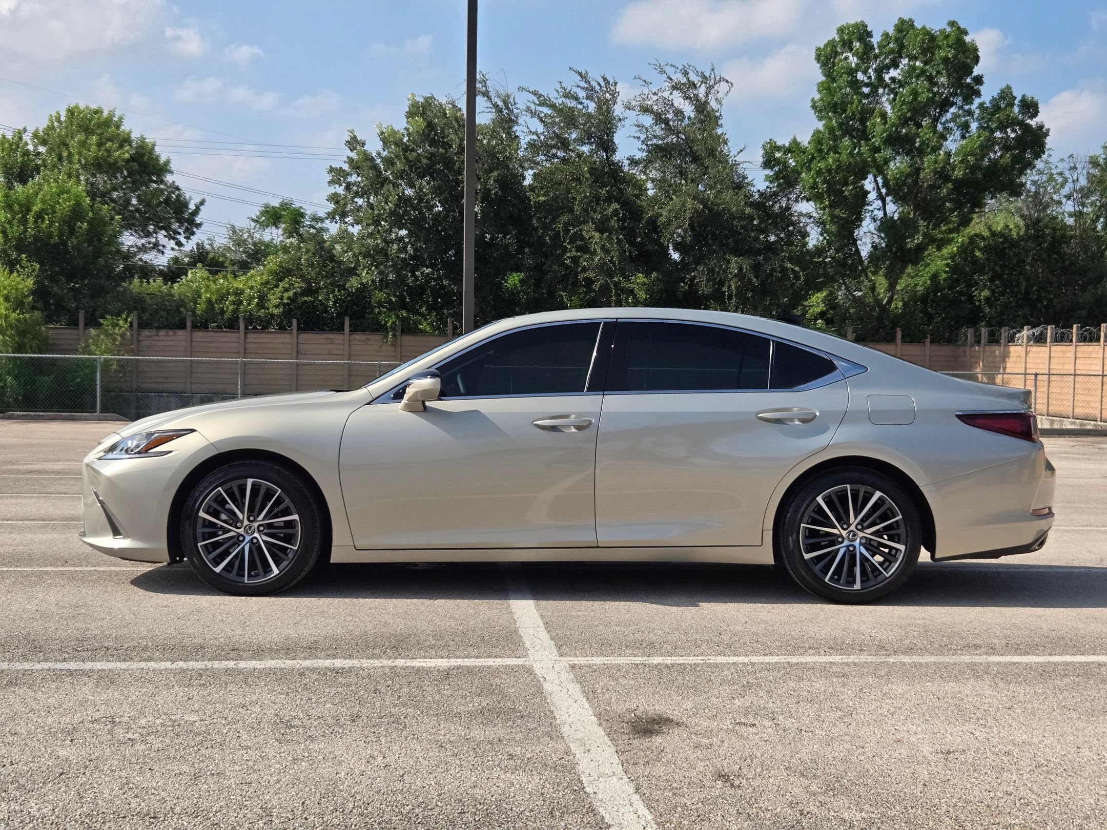 Used 2023 Lexus ES 350 w/ Premium Package FWD image 7