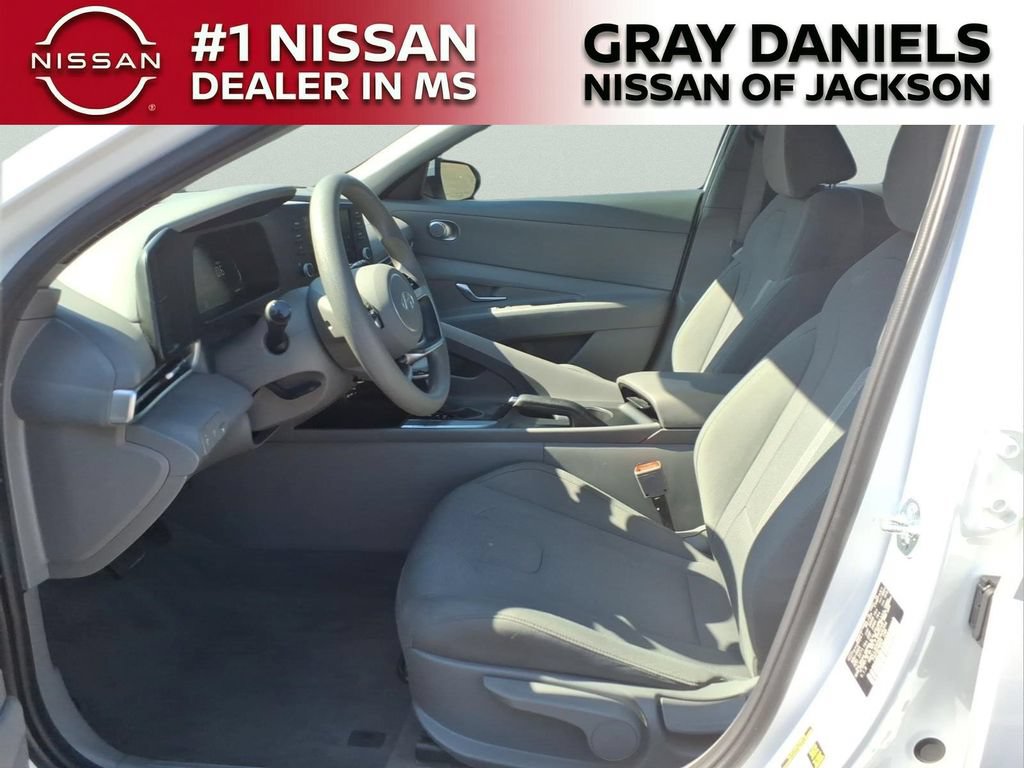 Used 2025 Hyundai Elantra SE FWD image 22