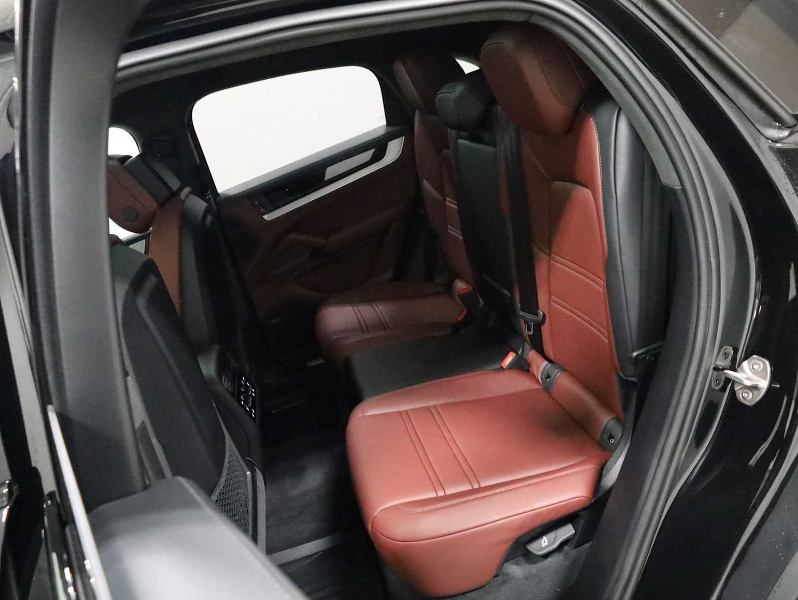 Certified 2024 Porsche Cayenne Turbo AWD/4WD image 36