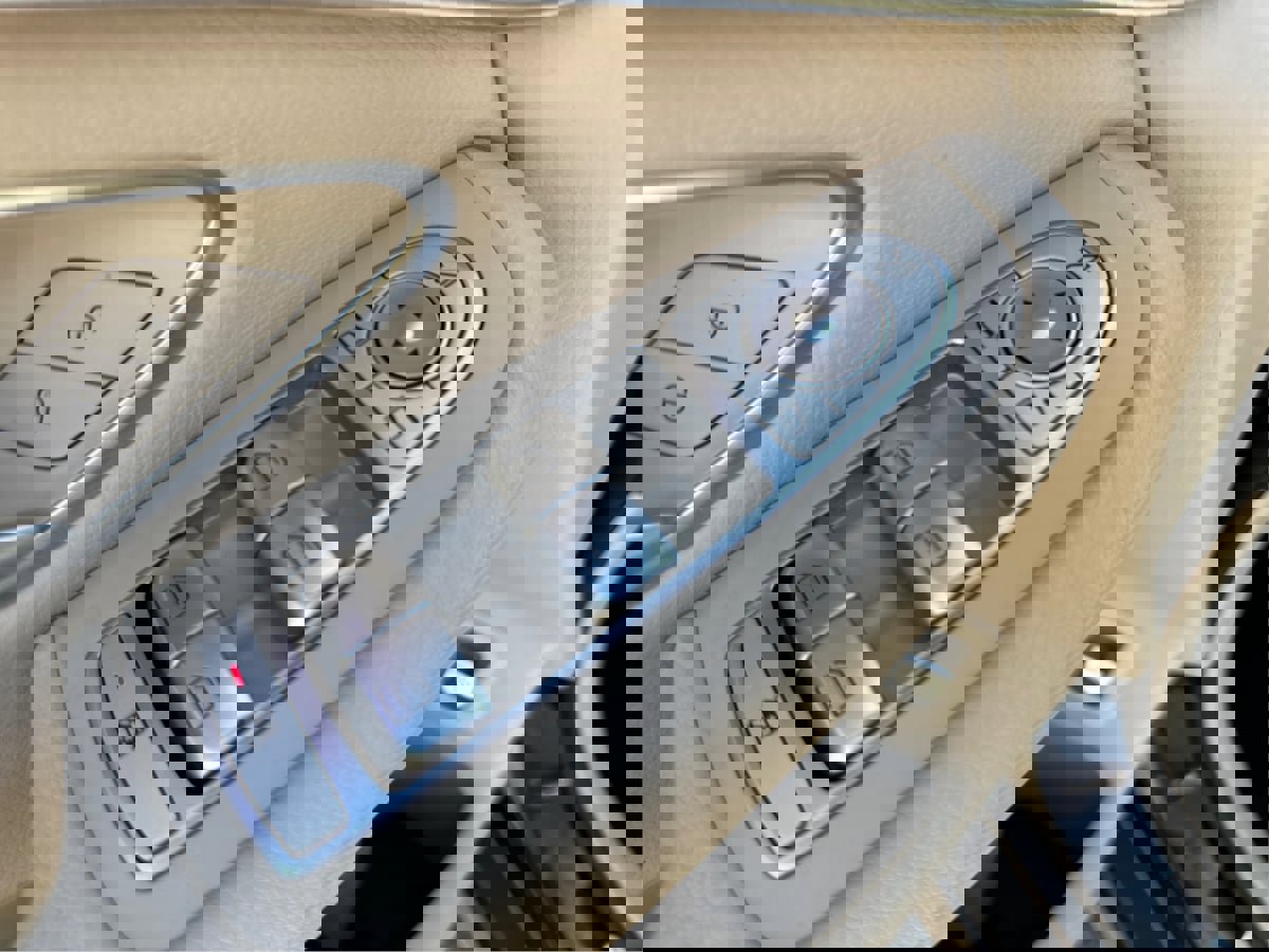 Used 2020 Mercedes-Benz GLC 300 4MATIC w/ Premium Package image 34