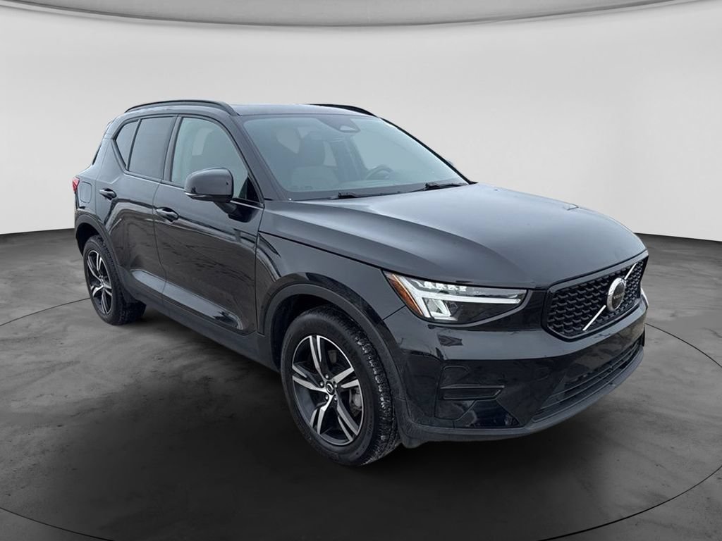 Used 2024 Volvo XC40 B5 Core AWD/4WD image 3